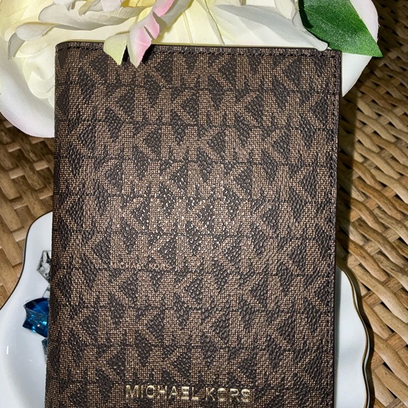 Michael Kors Signature Folding Card Case - Picture 2 of 14